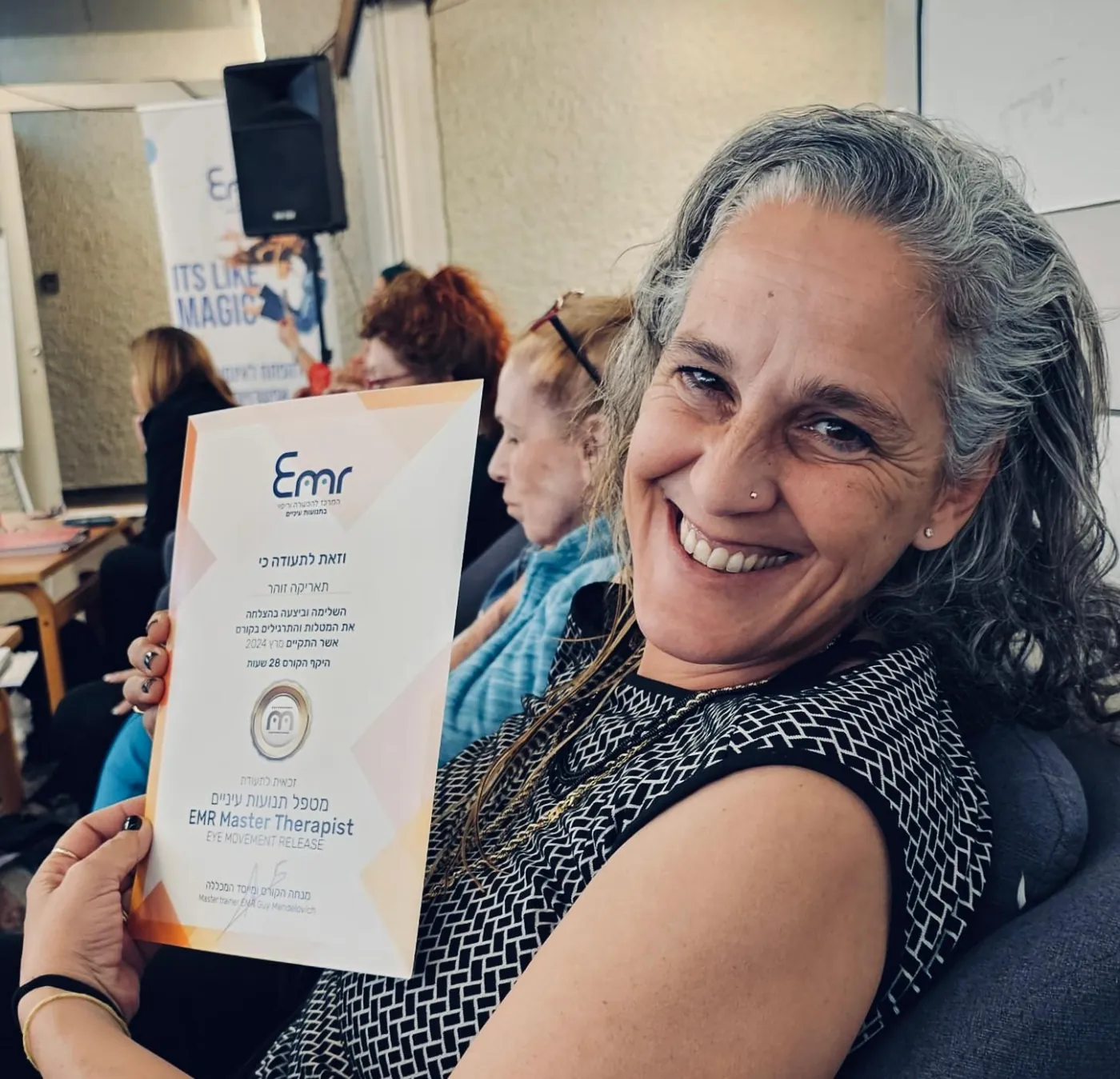 תאריקה זוהר עם תעודת EMR Master Therapist – שחרור טראומות בתנועות עיניים