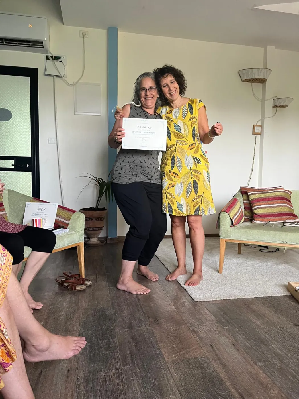 רגע סיום והענקת תעודה בקורס הובלת מסעות נשמתיים