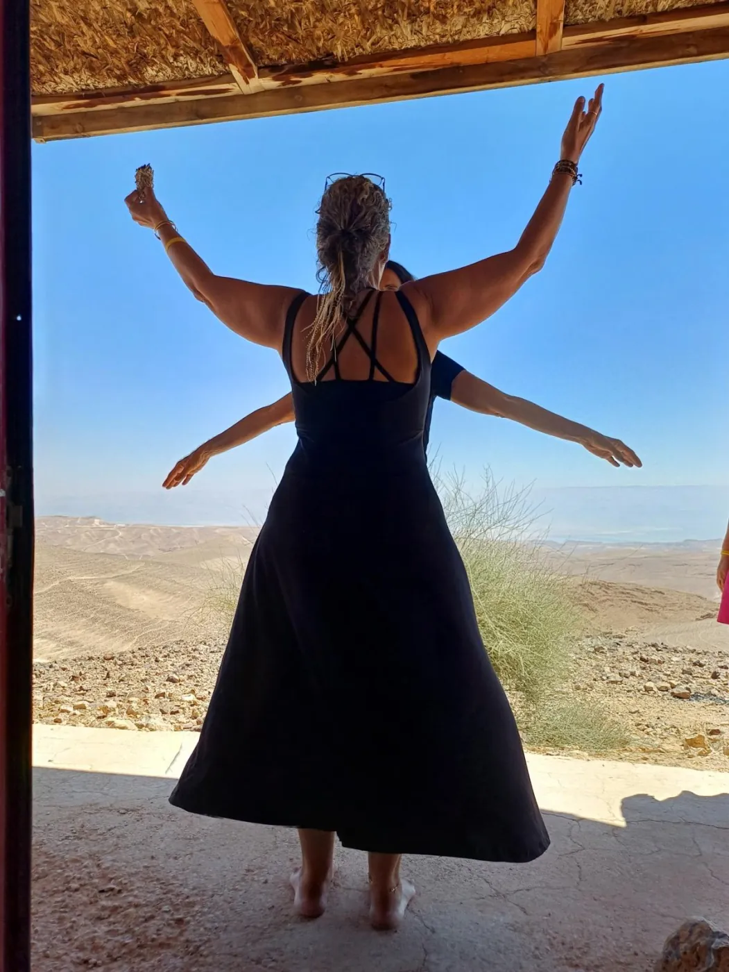 רגע רוחני במסע נשמתי מול נוף המדבר