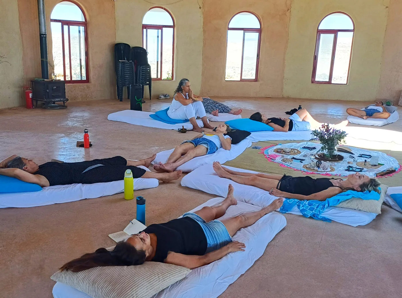 נשים במעגל ריפוי קבוצתי עם תאריקה זוהר במדיטציה